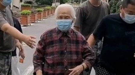 善意的谎言！老人做核酸不愿插队众人谎称按年龄（善意谎言）